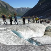 Kortare blå isvandring på Nigardsglaciären
