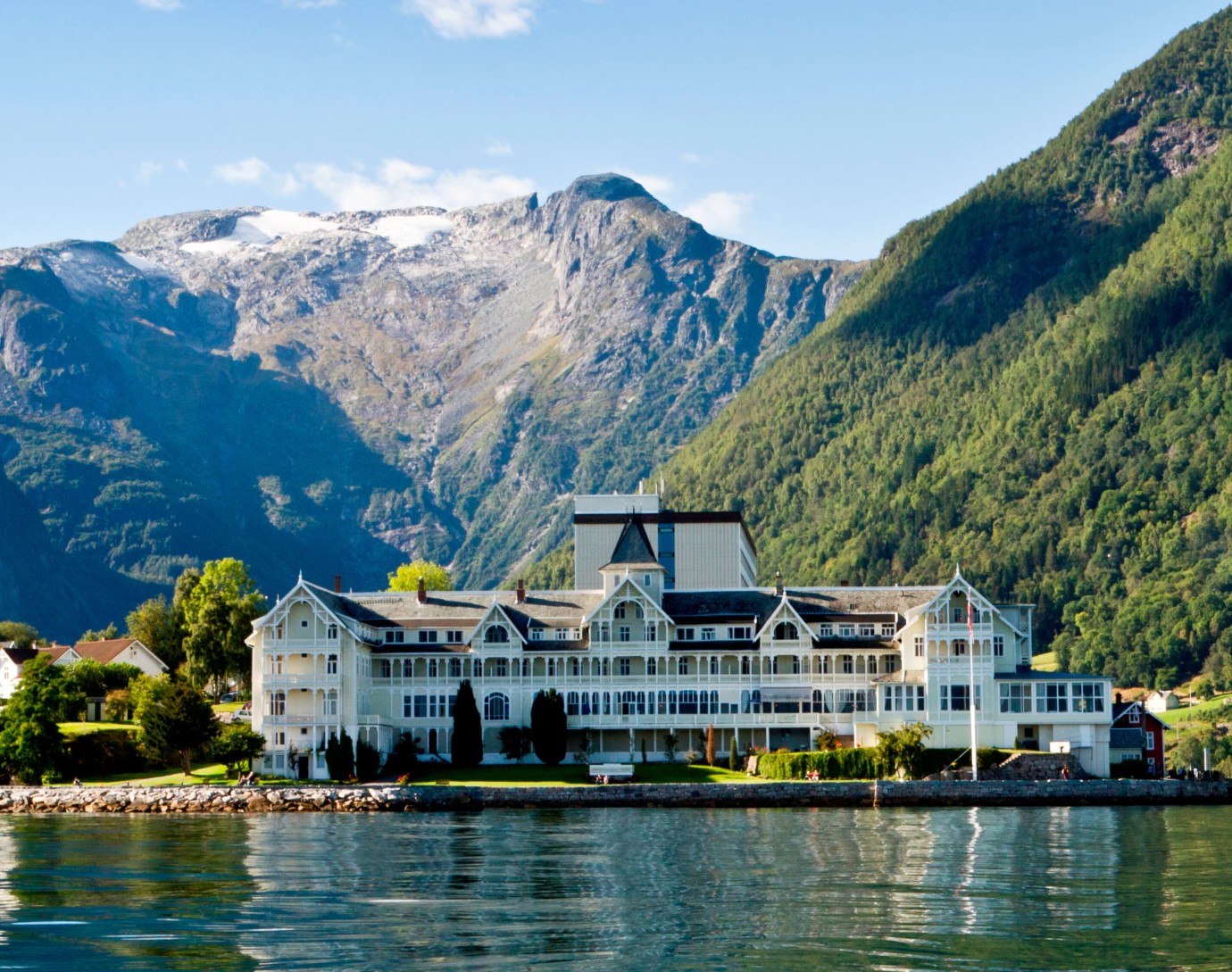 Kviknes Hotel, huvudbyggnad med utsikt över fjorden
